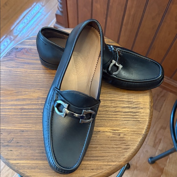 Salvatore Ferragamo 🖤 Loafer with Gancini buckle size 8.5 like new!
